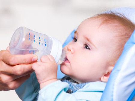 Trẻ dưới 6 tháng tuổi không cần thiết phải uống nước